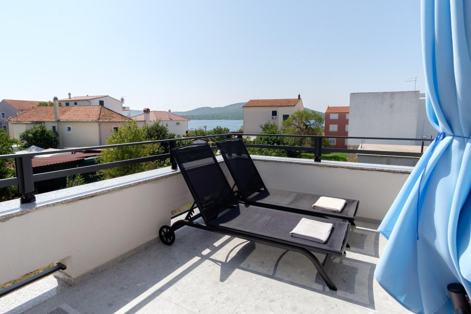 Apartments Grape Pirovac Exterior foto